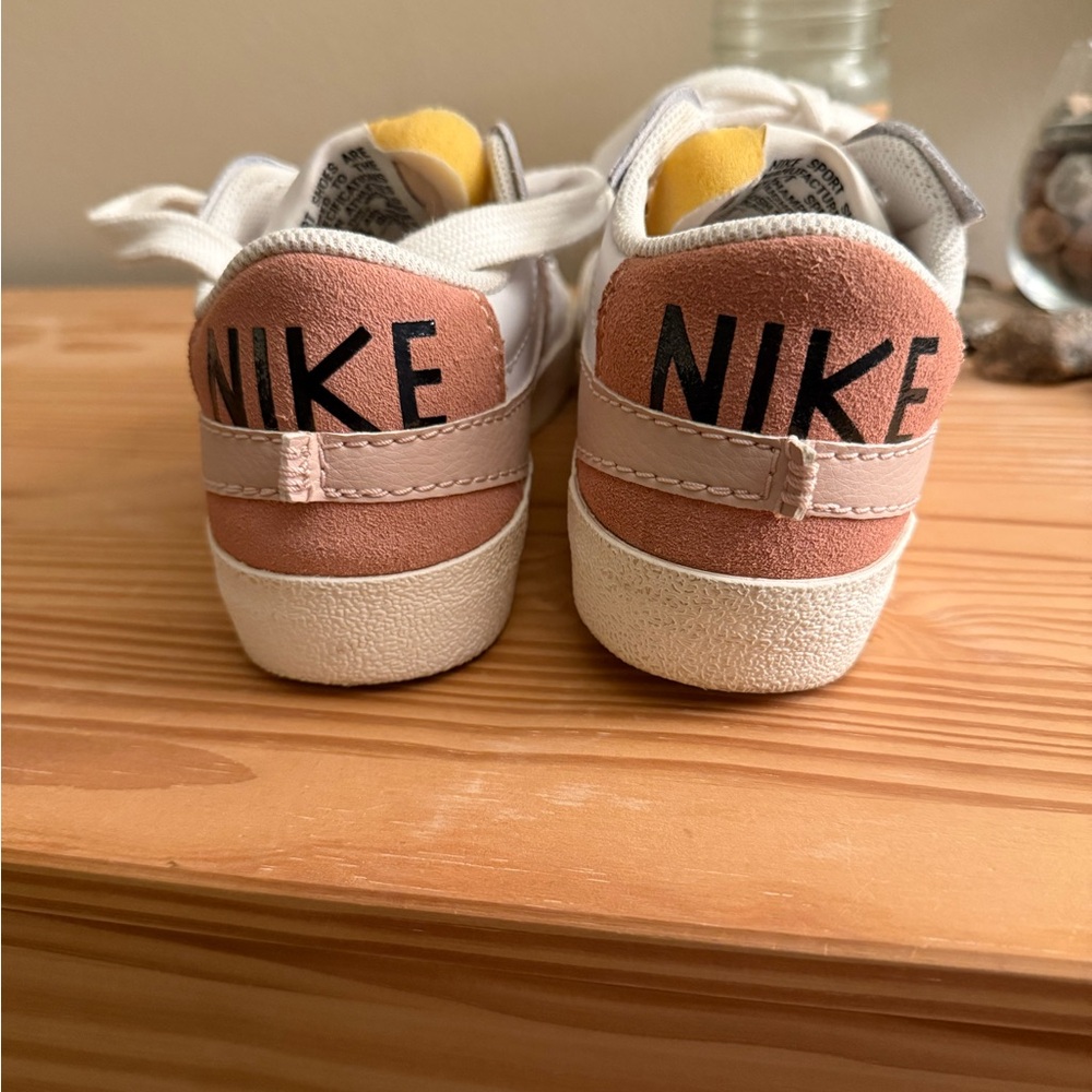 Nike - Picture 4 of 5